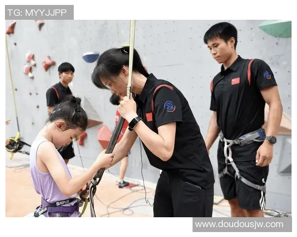 攀岩深度揭秘上海攀岩队的防反策略与训练秘籍